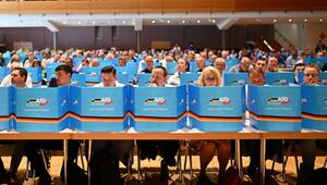 Mitglieder AfD Südwest sitzen bei der Landesversammlung auf ihren Plätzen