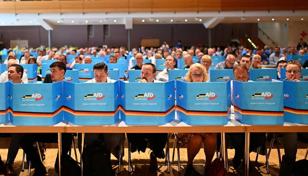 Mitglieder AfD Südwest sitzen bei der Landesversammlung auf ihren Plätzen
