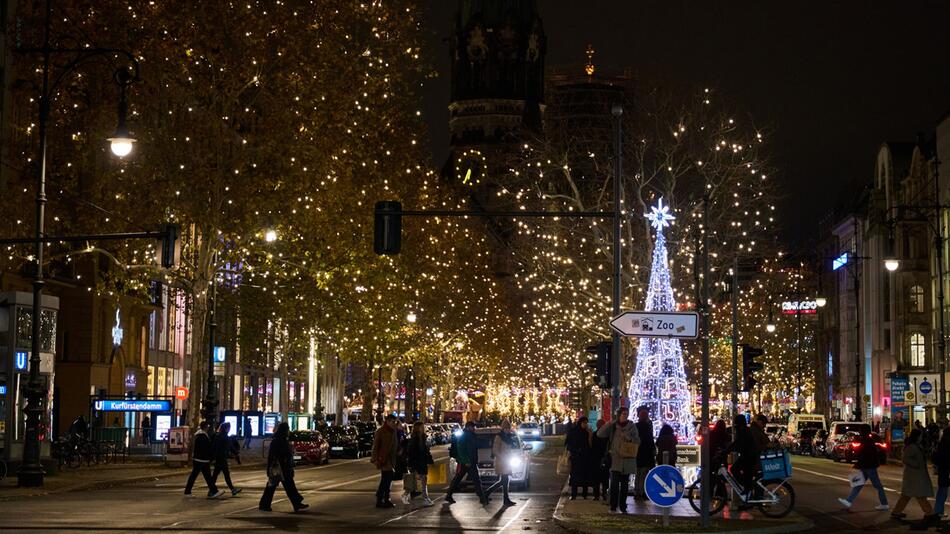 Weihnachtsbeleuchtung an Tauentzienstraße und am Kurfürstendamm