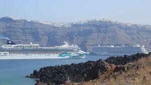 Kreuzfahrtschiffe vor Santorini