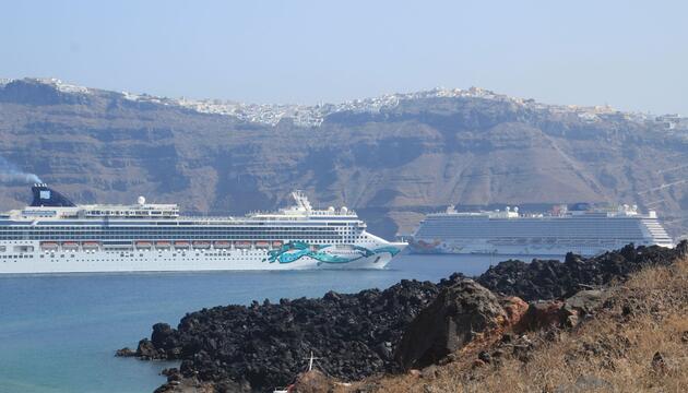 Kreuzfahrtschiffe vor Santorini