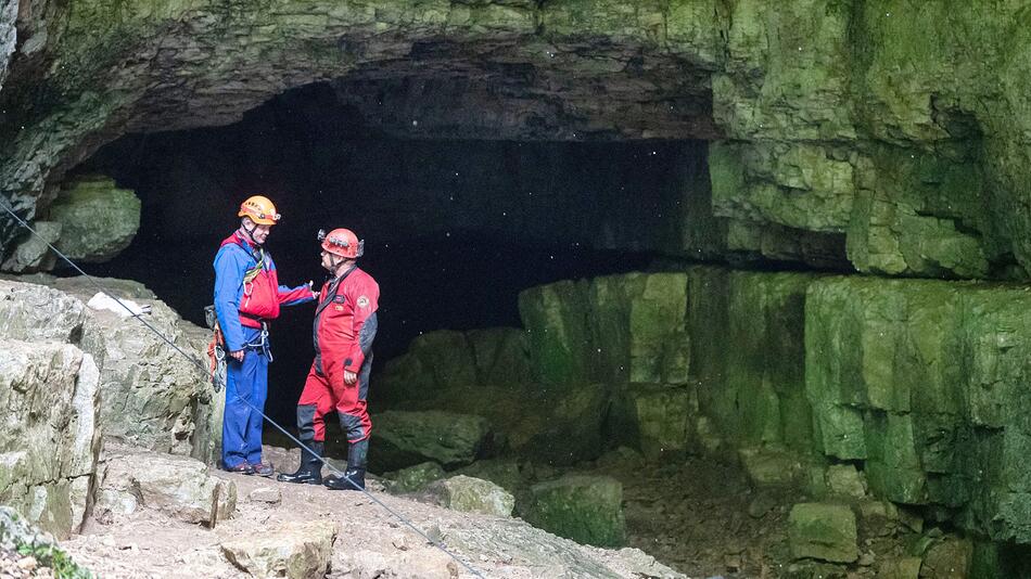 Zwei Männer aus Höhle gerettet