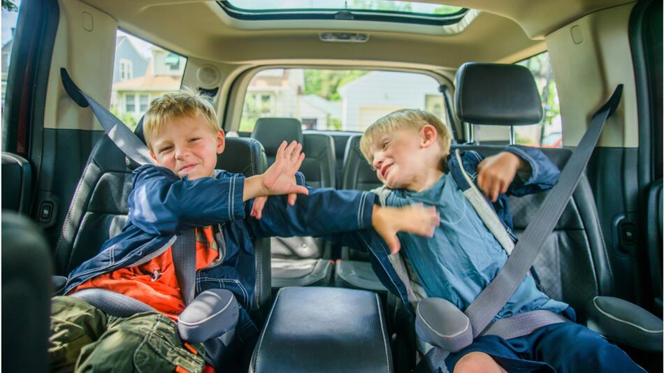 zwei Jungen im Auto