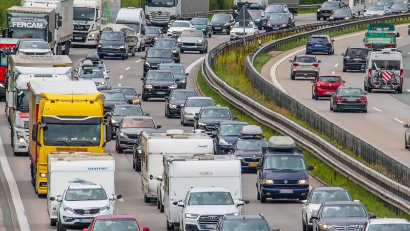 Ein Stau auf einer Autobahn in Deutschland.