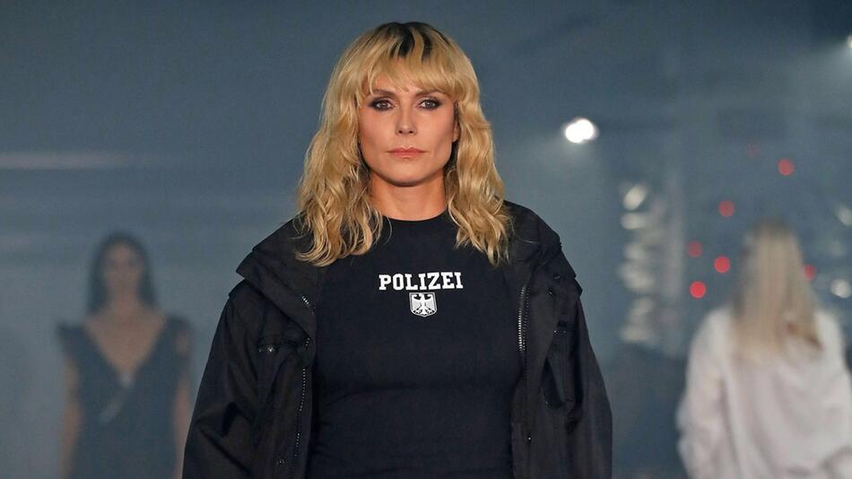 Heidi Klum mit Pony und Polizei-Shirt in Paris.