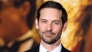 Tobey Maguire im schwarzen Anzug und mit weißem Hemd.