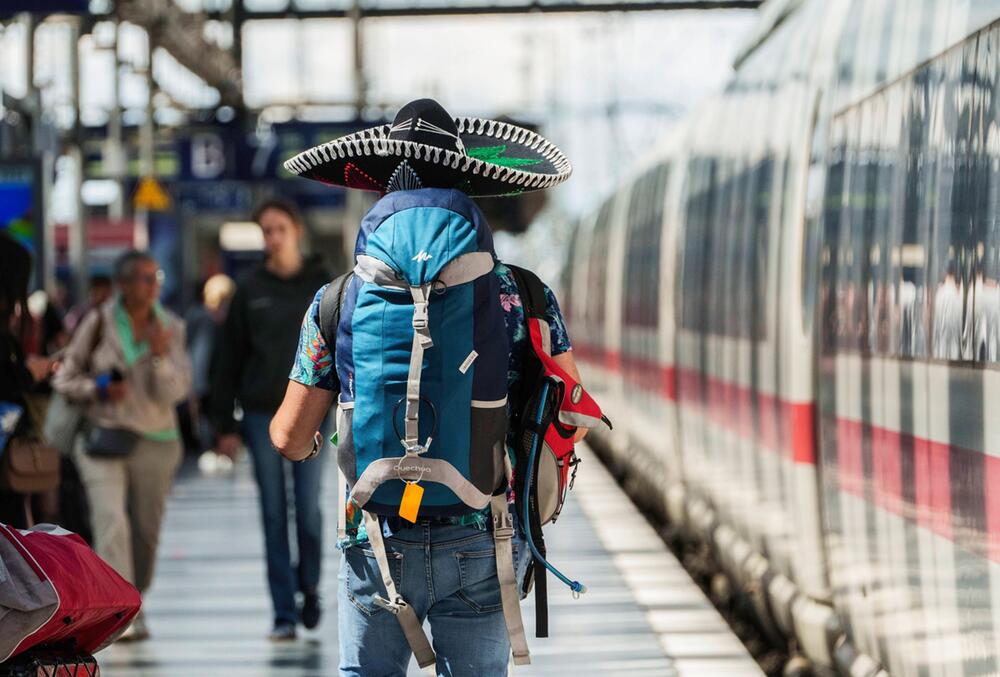 Mann mit Rucksack auf dem Hauptbahnhof in Frankfurt/Main