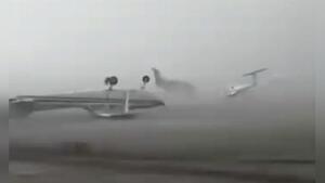 Schwere Sturmböen wirbeln Flugzeuge umher