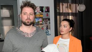 "GZSZ": Emily merkt, dass die Sache mit Clara an John nagt.
