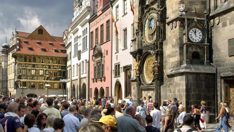 Besucher vor dem Prager Rathaus