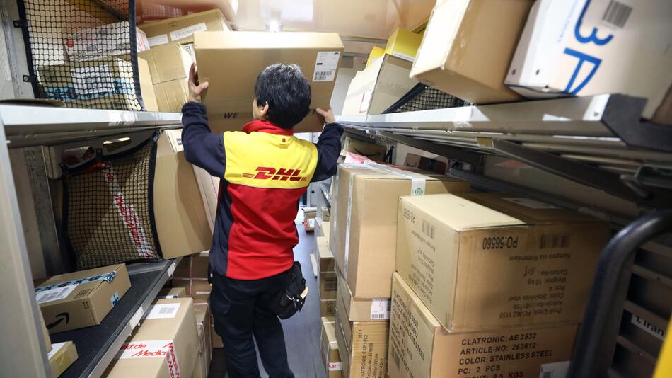 DHL-Paketdienst im vorweihnachtlichen Hochbetrieb