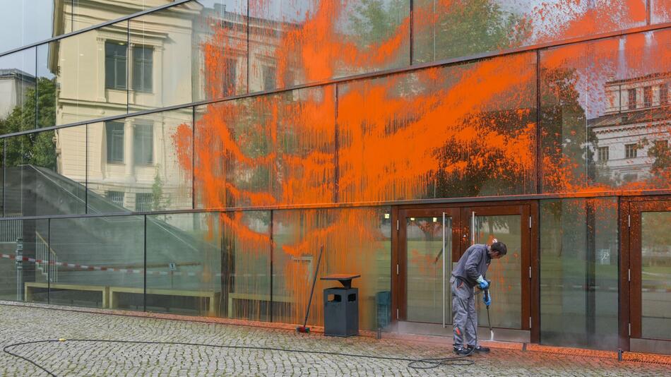 Farbattacke von Klimaaktivisten auf Uni Halle