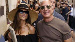 Luftküsse und strahlende Gesichter: Jeff Bezos und Lauren Sánchez Bezos am Nachmittag in Venedig.