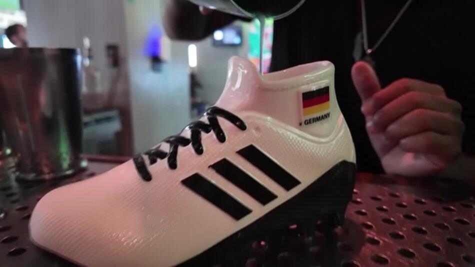 USA in 'World Cup fever': Bar serves drinks from a sneaker