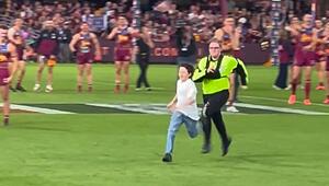 Wachmann zum Narren gehalten: Kind flitzt durch Stadion in Brisbane