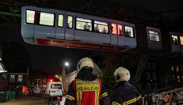 Stromausfall stoppt Schwebebahn - Feuerwehr rettet Fahrgäste