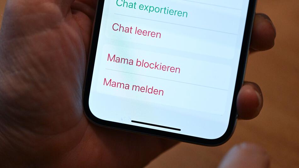 Auf einem Smartphone wird das Feld "Mama blockieren" in den Kontakten angezeigt