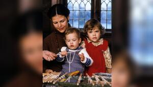 Königin Silvia, Prinz Carl Philip und Kronprinzessin Victoria 1980 beim Kerzenziehen.