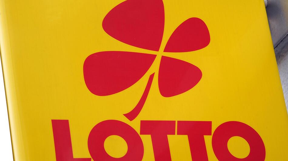 Ein Werbeschild für Lotto