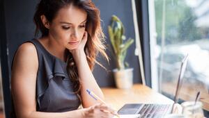 Eine Frau arbeitet in einem Café am Laptop
