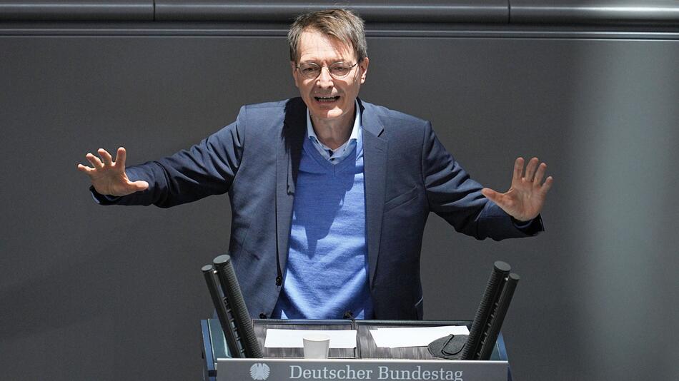 Karl Lauterbach (SPD), Bundesminister für Gesundheit, spricht im Plenum im Bundestag.