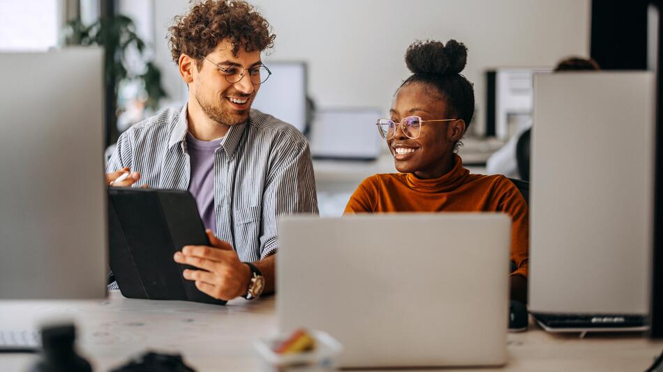 Junge Personen arbeiten Computer