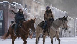 Wie geht es mit Ellie (Bella Ramsey, l.) und Dina (Isabela Merced) in "The Last of Us" weiter?