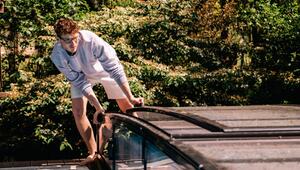 Ein junger Mann deckt einen Pool ab