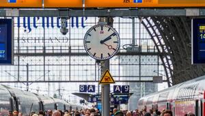 Reisende im Frankfurter Hauptbahnhof