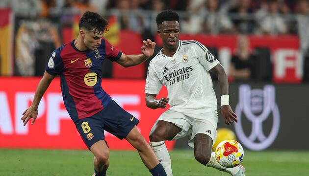Pedri und Vinicius Junior im Zweikampf