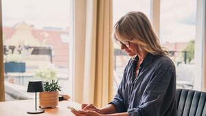 Eine Frau bedient ein Smartphone