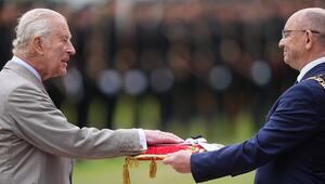 König Charles (l.) bekommt den Schlüssel von Edinburgh.