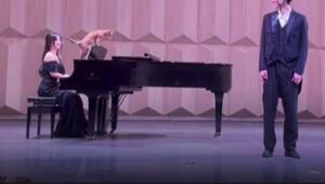 Katzenmusik: Tierischer Eindringling stiehlt bei Gesangsprüfung die Show