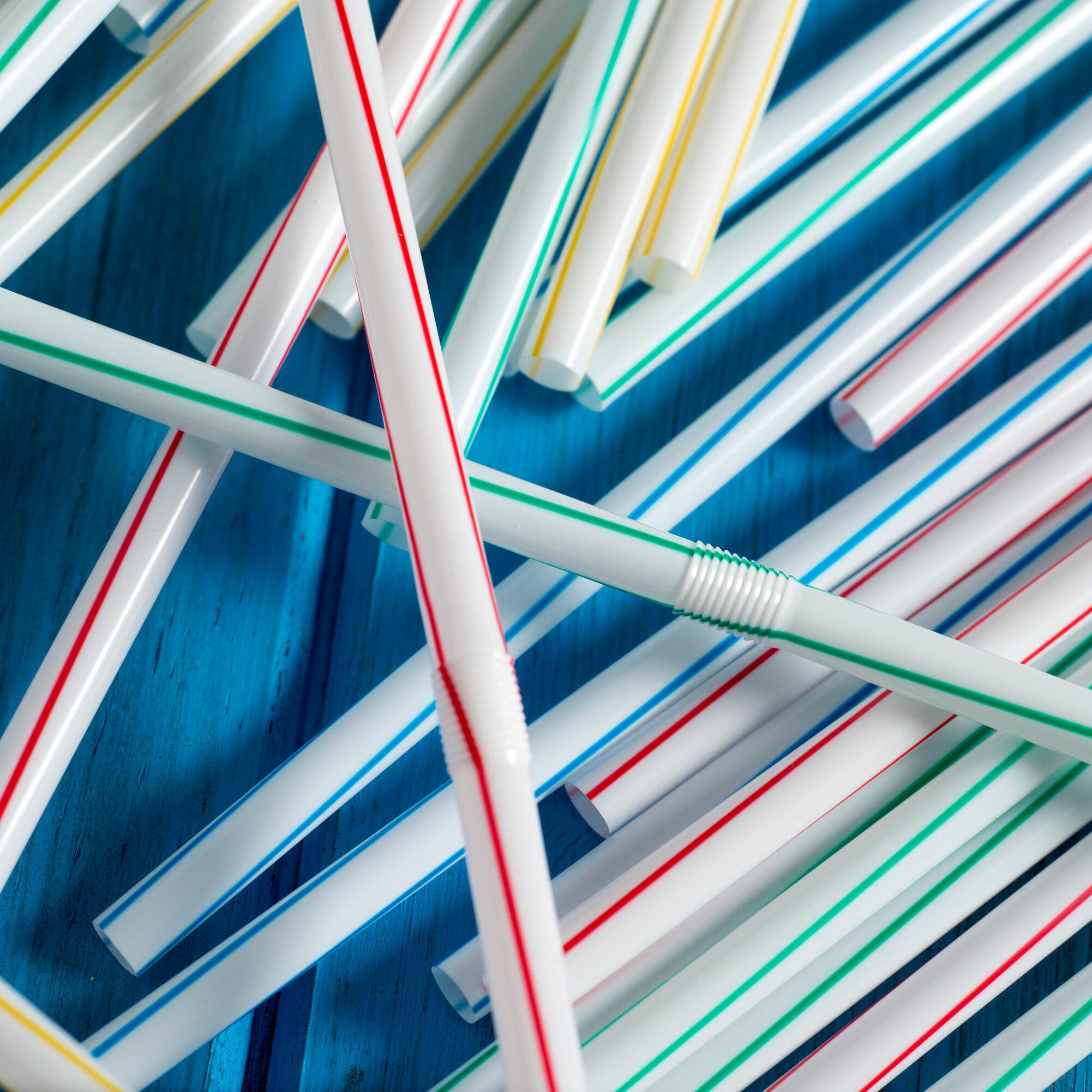 Fünf Jahre nach Verbot: Warum sind Plastikstrohhalme weiterhin erhältlich?