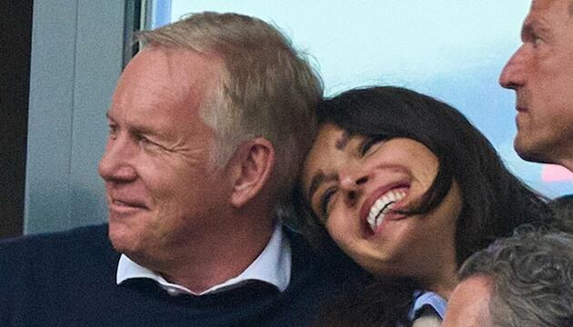Johannes B. Kerner mit seiner Ehefrau Alina am Wochenende beim Fußball-Bundesligaspiel in Leipzig.