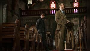 Daniel Craig (r.) als Meisterdetektiv Benoit Blanc und Josh O'Connor als Reverend Jud Duplenticy.