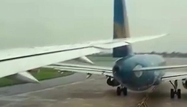 Tragfläche schneidet Heckflügel auseinander: Flugzeug-Crash an Flughafen in Vietnam