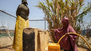 Ein Kind an einer Wasserstelle