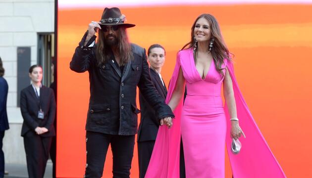 Billy Ray Cyrus und Elizabeth Hurley bei ihrem Red-Carpet-Debüt.