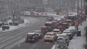 Wetterchaos in Teilen Deutschlands - Schnee und Eis auf den Straßen