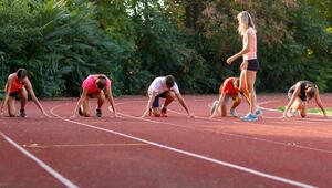 Junge Athleten an der Startlinie bereit zum Laufe