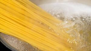 Spaghetti in kochendem Wasser