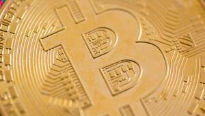 Eine Bitcoin-Münze liegt auf einem Tisch. (Symbolbild)