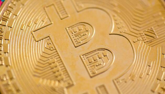 Eine Bitcoin-Münze liegt auf einem Tisch. (Symbolbild)