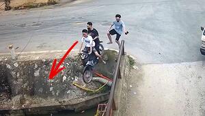 Motorrad landet im Kanal – Beifahrer reagiert unglaublich