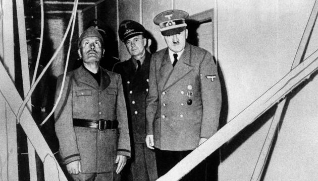 Hitler zeigte Mussolini die von der Detonation der Bombe verursachten Schäden.