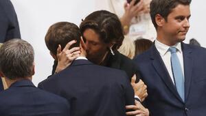 Emmanuel Macron wird von Amélie Oudéa-Castéra geküsst