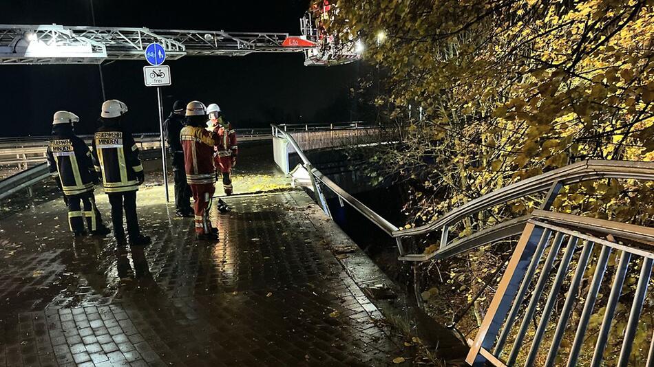 Auto durchbricht Brückengeländer