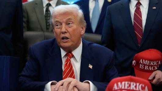 Das Bild zeigt den US-Präsidenten Donald Trump im Oval Office des Weißen Hauses.