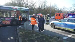 Heftiger Unfall in Hamburg: Bus und Smart stoßen zusammen